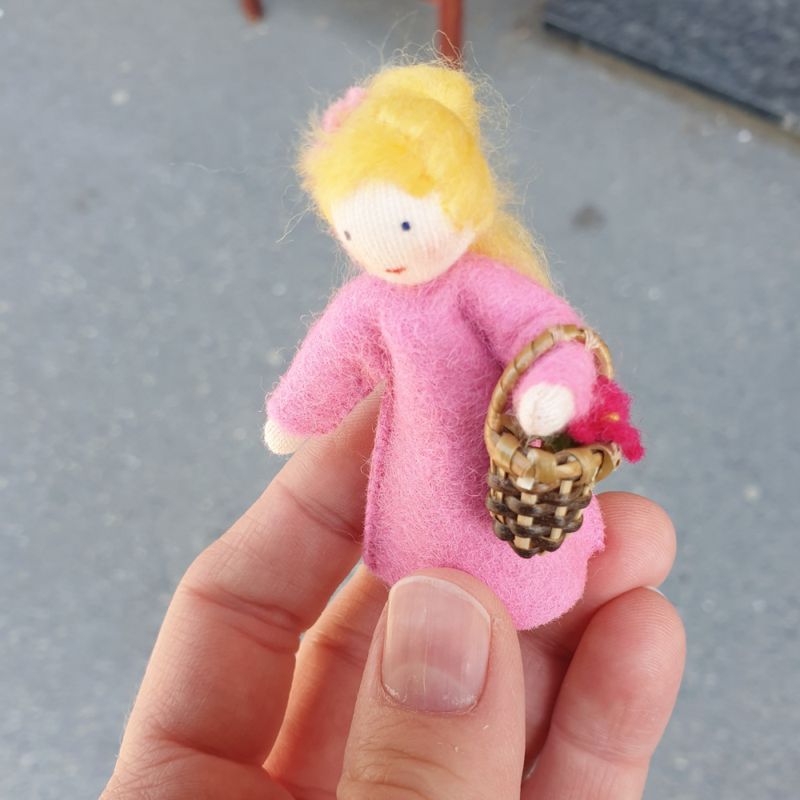 Ambrosius figur rosa kjole  med kurv